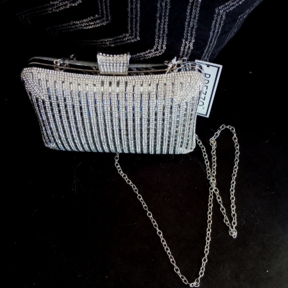 Cross body or clutch. Wear as you like Cross body or clutch purse